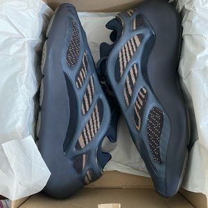 Yeezy 700 V3